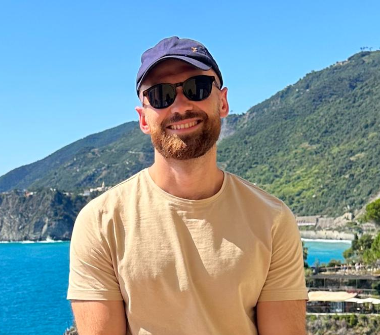 Артем, инженер в Netflix, автор канала @hckng_bio