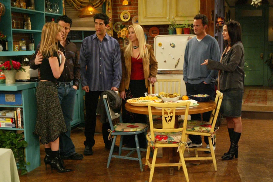 Кадр из сериала «Друзья», салат из «Друзей», Дженнифер Энистон, Лиза Кудроу, съемки сериала, рубленый салат, белок, нут, сыр, быстрый обед